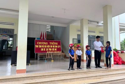 CHƯƠNG TRÌNH TRAO TẶNG MŨ BẢO HIỂM CHO HỌC SINH LỚP 1